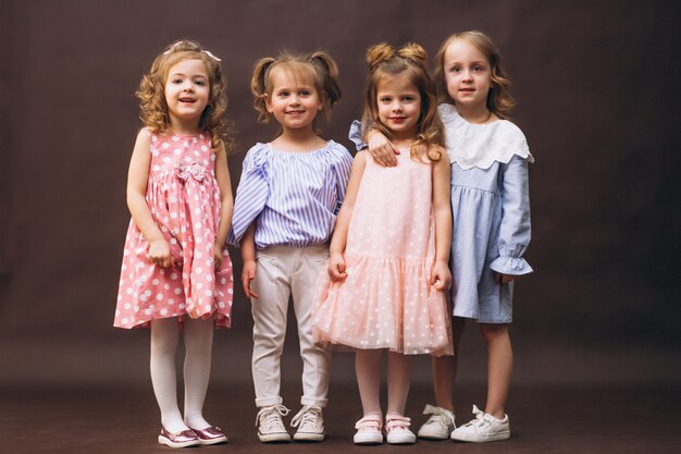 Vier kleine Mädchen modellieren Studio