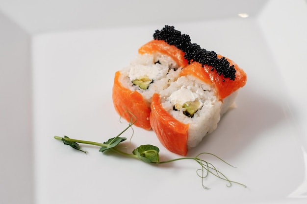 Vier Maki-Sushi-Rollen mit Lachs