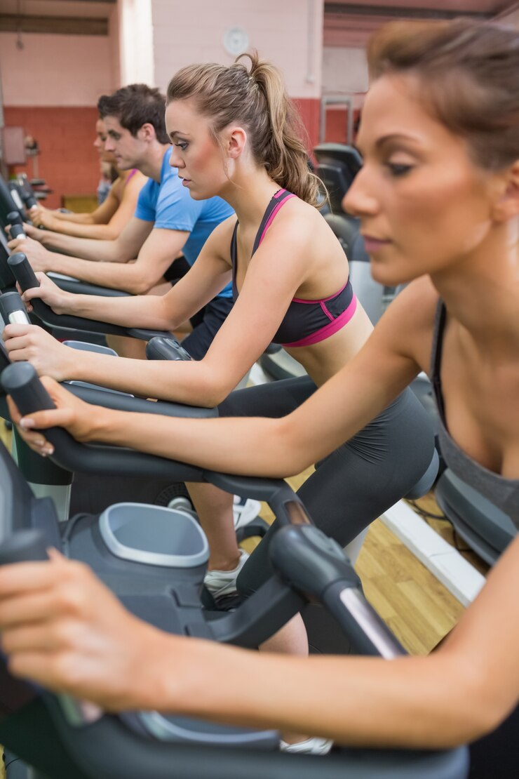 Foto vier menschen auf heimtrainer