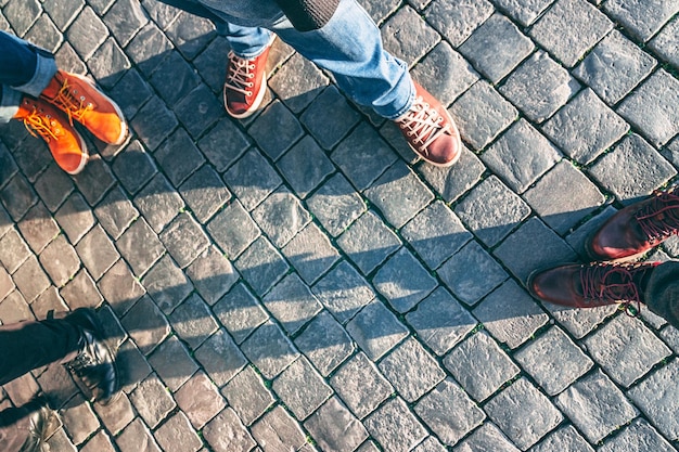 Foto vier paar stilvolle schuhe auf dem gehweghintergrund