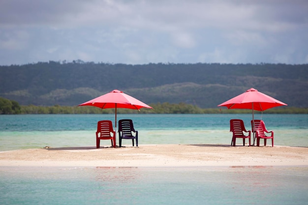 Vier Stühle und Sonnenschirm am tropischen Strand Venezuela