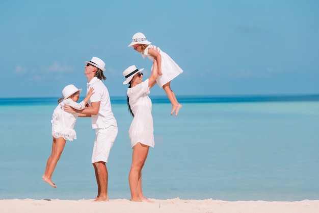 Vierköpfige Familie am Strandurlaub viel Spaß