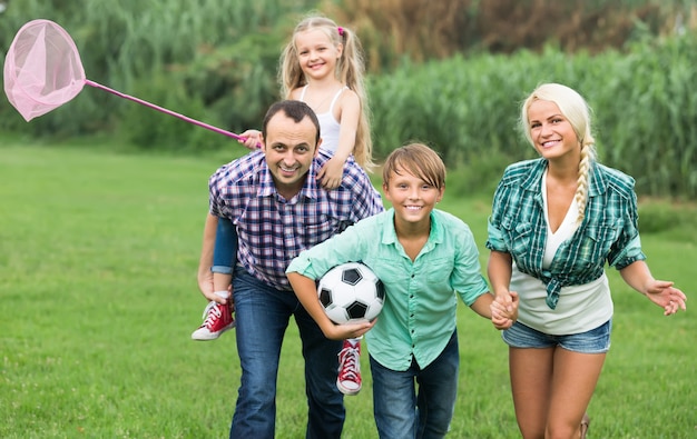 Vierköpfige Familie, die an der Landschaft stillsteht