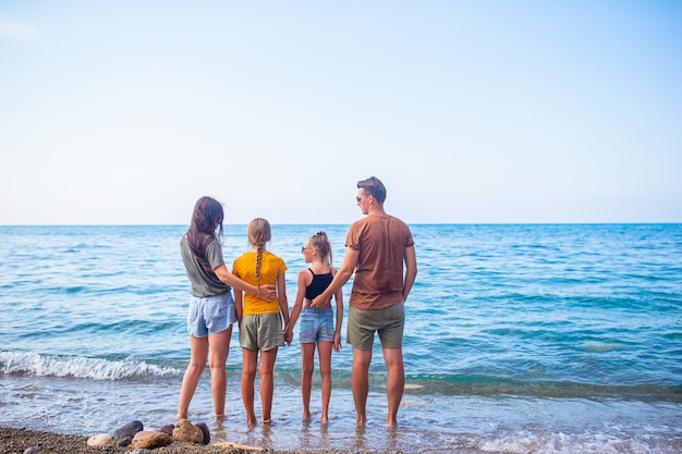 Vierköpfige Familie, die gemeinsam Spaß am Strand hat