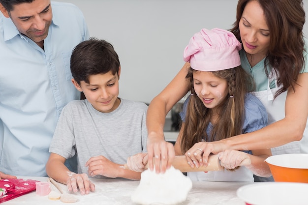 Vierköpfige Familie, die Plätzchen in der Küche vorbereitet