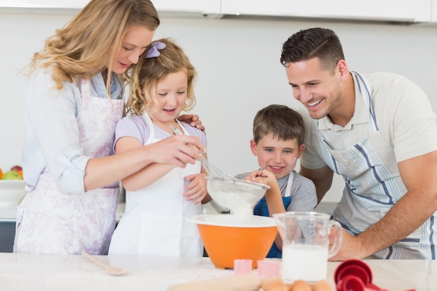 Vierköpfige Familie, die Plätzchen vorbereitet