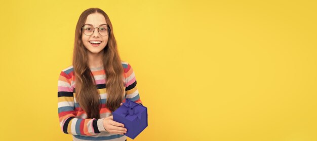 Viernes negro descuento ventas estacionales niña adolescente feliz en anteojos con caja Niño niña con cartel horizontal de regalo Encabezado de banner con espacio de copia