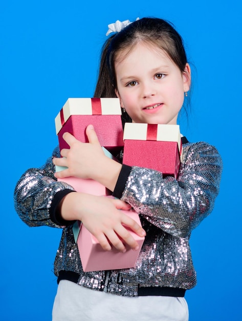 Viernes negro Día de compras Niño lleva muchas cajas de regalo Moda infantil Caja de regalo sorpresa Lista de deseos de cumpleaños Sucede algo especial todos los días Compra lo que quieras Chica con cajas de regalo fondo azul