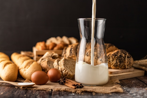 Vierta la leche en una botella de vidrio colocada en el saco.