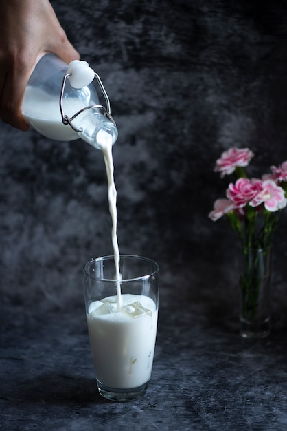 Vierta la leche fresca en un vaso con hielo.