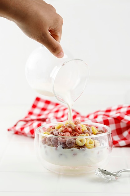 Vierta la leche en el tazón con un colorido anillo de cereales