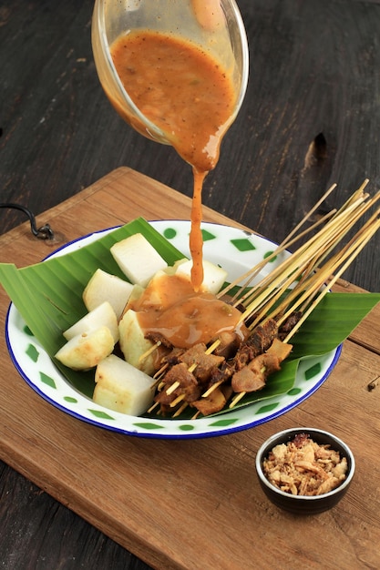 Vierta la salsa Sate Padang