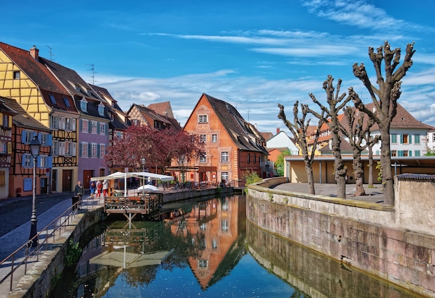 Viertel Klein-Venedig und Fluss Auch in Colmar, Haut Rhin im Elsass, Frankreich. Menschen im Hintergrund