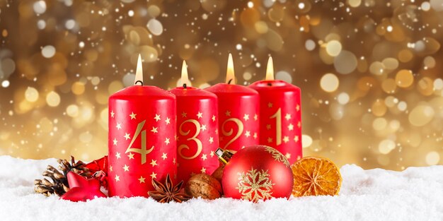 Foto vierter 4. sonntag im advent mit kerze weihnachtszeit dekoration deco panorama mit copyspace kopierraum