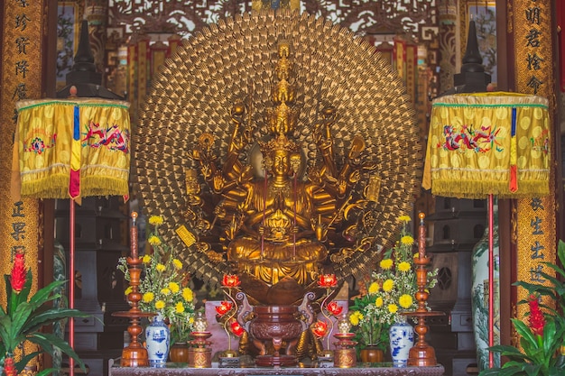 VIETNÃ - FEVEREIRO 2016 - Dentro do templo budista no Vietnã