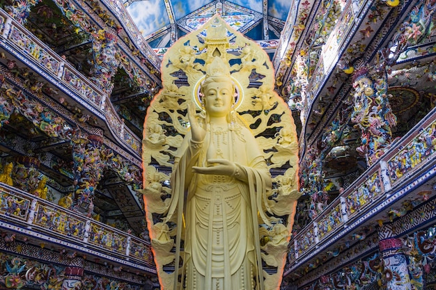 VIETNÃ - FEVEREIRO 2016 - estátua de Buda no templo, Vietnã