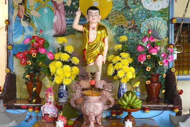 Foto vietnam 21 de mayo de 2022 estatua de buda con flores y frutas en la pagoda de vietnam