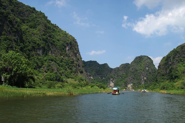 Vietnamesen und ausländische Reisende besuchen und besuchen eine fantastische Bootstour Tam Coc Bich Dong oder Halong Bay on Land und Ngo Dong River und Höhle der Kalksteinberge in Ninh Binh in Hanoi Vietnam