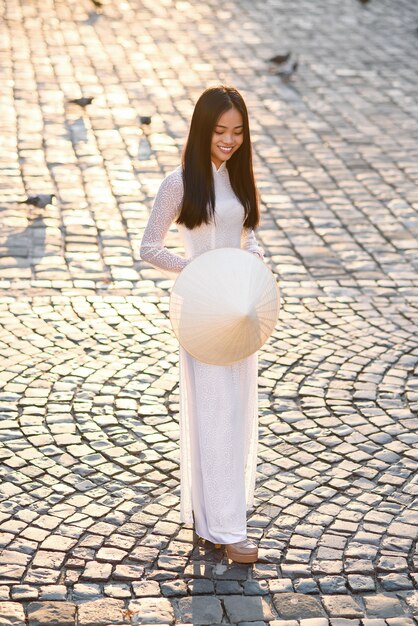 Foto vietnamesin gekleidet ao dai weißes kleid. vietnamesische tracht.