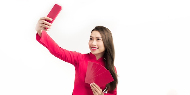 Vietnamesin macht Selfie mit rotem Umschlag