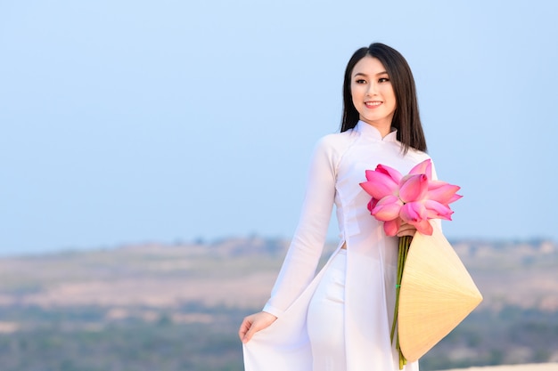 Vietnamesische Frau mit traditioneller Kleidung