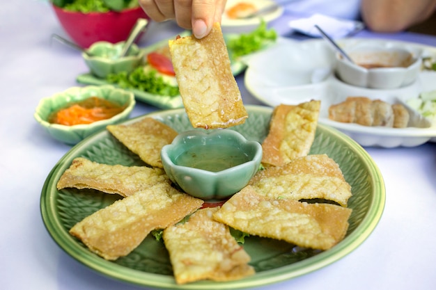 Foto vietnamesische frittierte wontons mit schweinefleisch, garnele und gemüse