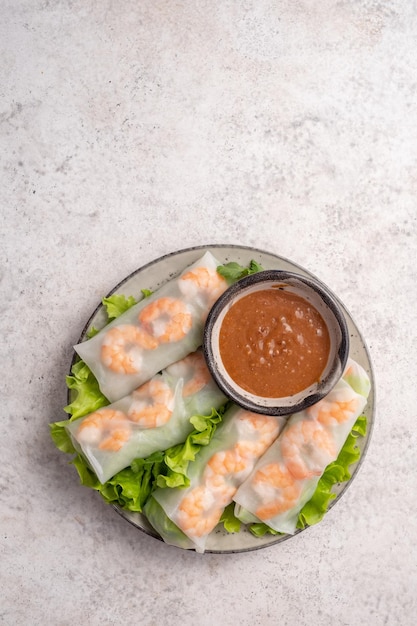 Vietnamesische Frühlingsrollen mit Salat, Minze, Garnelen und Fadennudeln