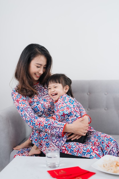 Vietnamesische Mutter und Tochter feiern das neue Jahr zu Hause. Tet Urlaub.