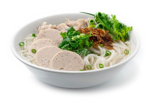 Vietnamesische Reisnudelsuppe mit Schweinerippchen und vietnamesischer Wurst