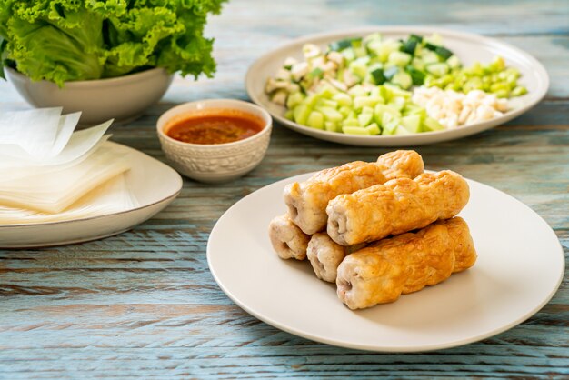 Vietnamesische Schweinefleischbällchen mit Gemüsewickeln