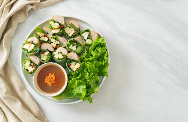 Vietnamesischer Frikadellen-Wrap oder vietnamesisches Salatbrötchen oder Namnueng oder Nem Nuong – asiatische Küche