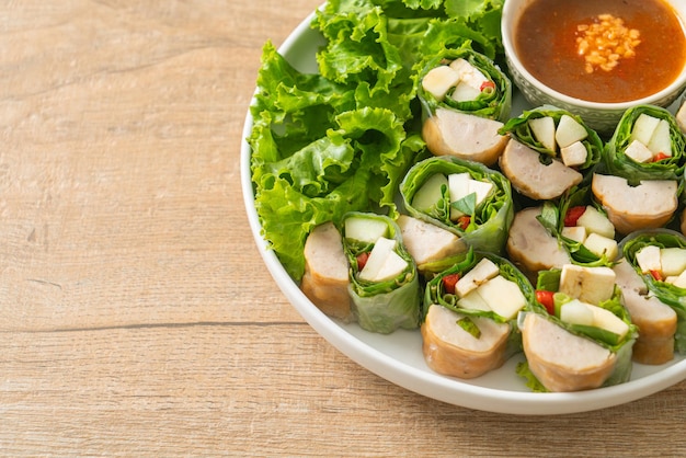 Vietnamesischer Frikadellenwickel oder vietnamesische Salatrolle oder Namnueng oder Nem Nuong