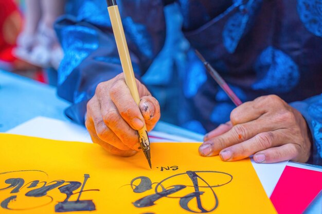 Vietnamesischer Gelehrter schreibt Kalligrafie Das Kalligrafie-Festival ist eine beliebte Tradition während der Tet-Feiertage Verse für das Frühlingsfest im neuen Jahr schreiben