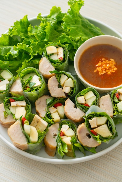 Foto vietnamesischer hackbällchen-wrap oder vietnamesische salatrolle oder namnueng oder nem nuong - asiatische küche