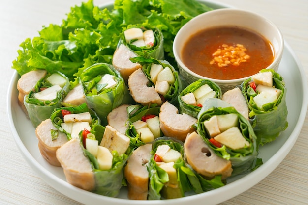 Vietnamesischer Hackbällchen-Wrap oder vietnamesische Salatrolle oder Namnueng oder Nem Nuong - asiatische Küche