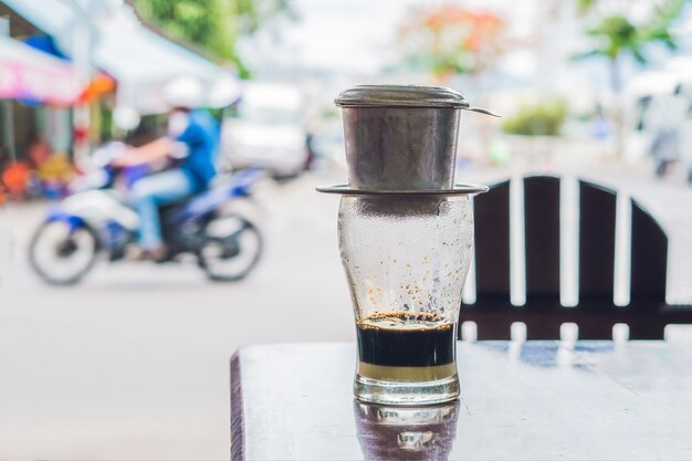 Vietnamesischer Kaffee in einem Straßencafé auf der Oberfläche einer Straße