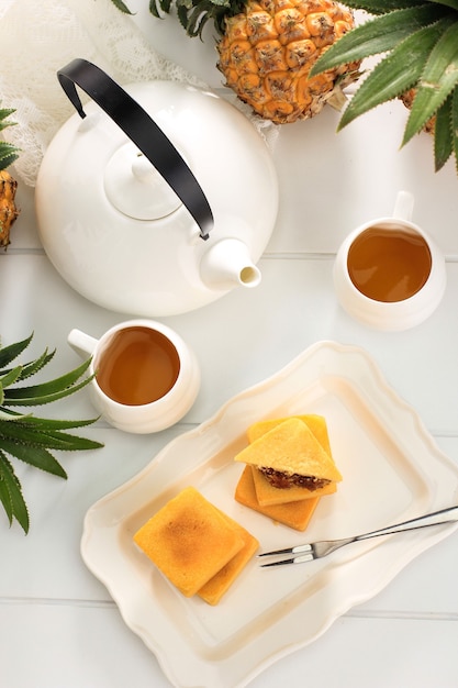 Vietnamesischer Kaffee mit Kondensmilch in Glastassen und traditioneller Metallkaffeemaschine Phin. Traditionelle Methode zur Herstellung von vietnamesischem Kaffeetropfen. Platz für Text. Oder Werbung