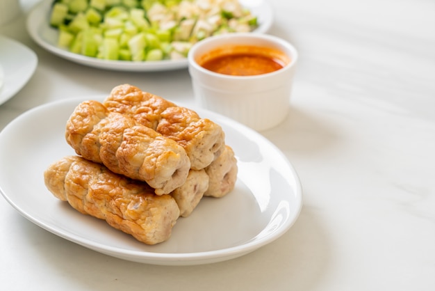 Vietnamesischer Schweinefleischbällchen mit Gemüsewickeln (Nam-Neaung oder Nham Due)