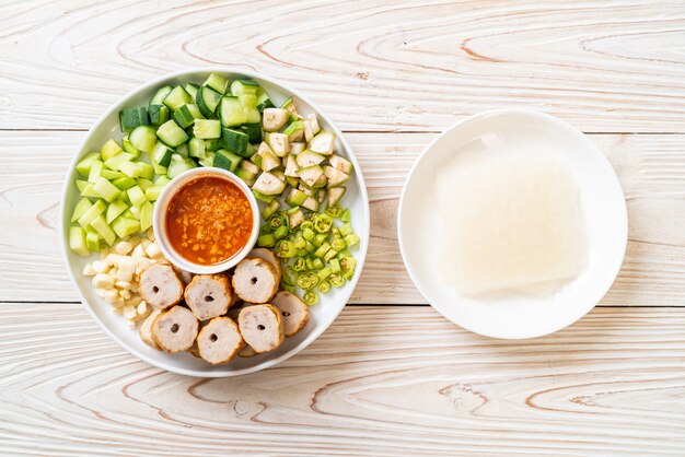 Vietnamesischer Schweinefleischbällchen mit Gemüsewickeln (Nam-Neaung oder Nham Due)