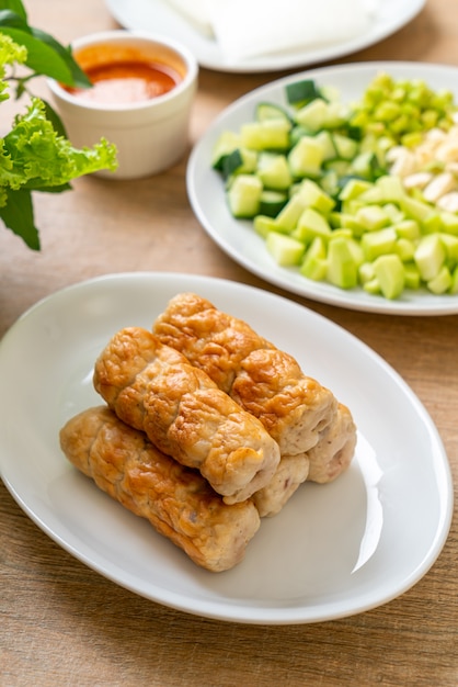 Vietnamesischer Schweinefleischbällchen mit Gemüsewickeln (Nam-Neaung oder Nham Due)