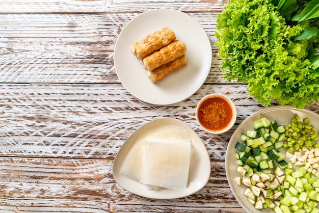 Vietnamesischer Schweinefleischbällchen mit Gemüsewickeln