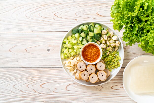 Vietnamesischer Schweinefleischbällchen mit Gemüsewickeln