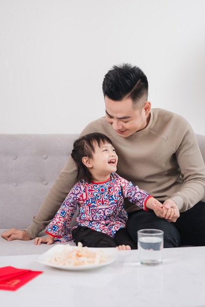 Vietnamesischer Vater und Tochter feiern das neue Jahr zu Hause. Tet Urlaub.