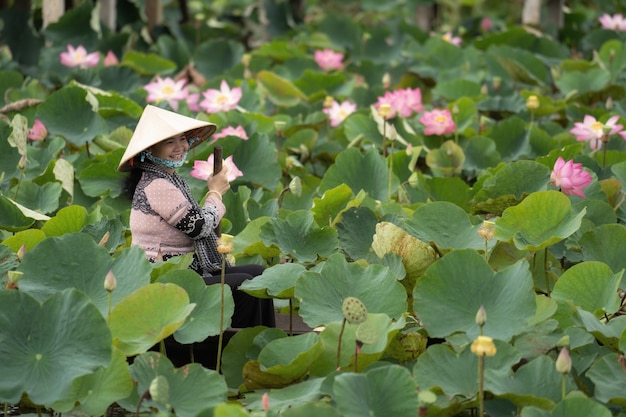 Vietnamesisches Auffüllen des traditionellen hölzernen Bootes im großen See bei thap muoi