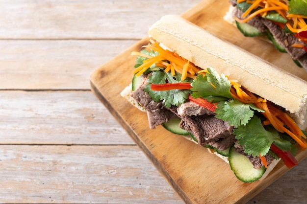 Vietnamesisches Banh-Mi-Sandwich auf einem Holztisch