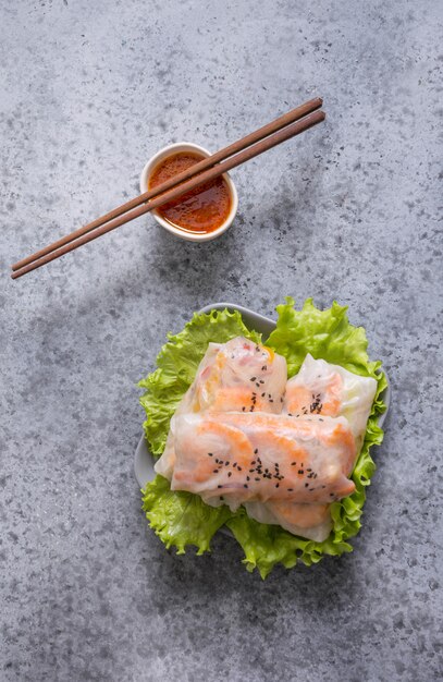 Vietnamesisches Essen Frühlingsrollen mit Gemüse, Garnelen. Asiatische Küche.