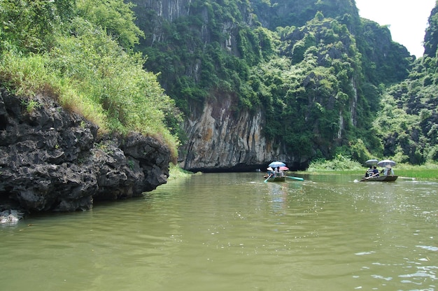Los vietnamitas y los viajeros extranjeros visitan el viaje y el increíble viaje en barco Tam Coc Bich Dong o la bahía de Halong en Land y el río Ngo Dong y la cueva de las montañas de piedra caliza en Ninh Binh en Hanoi Vietnam