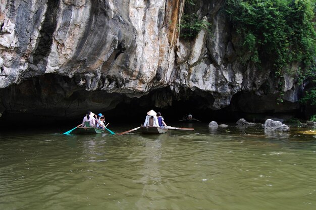 Los vietnamitas y los viajeros extranjeros visitan el viaje y el increíble viaje en barco Tam Coc Bich Dong o la bahía de Halong en Land y el río Ngo Dong y la cueva de las montañas de piedra caliza en Ninh Binh en Hanoi Vietnam
