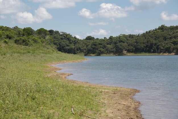 View Dam mit Fischer mit viel tropischer brasilianischer Sommersonne