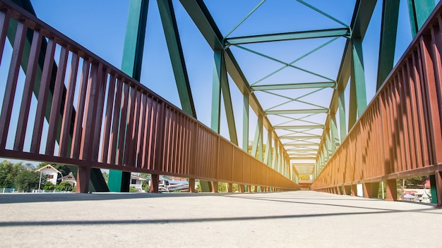 Vigas da construção da ponte de aço no fundo do céu azul